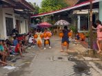 Lomba Agustusan kreatif di Dusun Jajar, Desa Kepuhkembeng, Kecamatan Peterongan, Jombang, sukses menghibur warga.(Teguh)