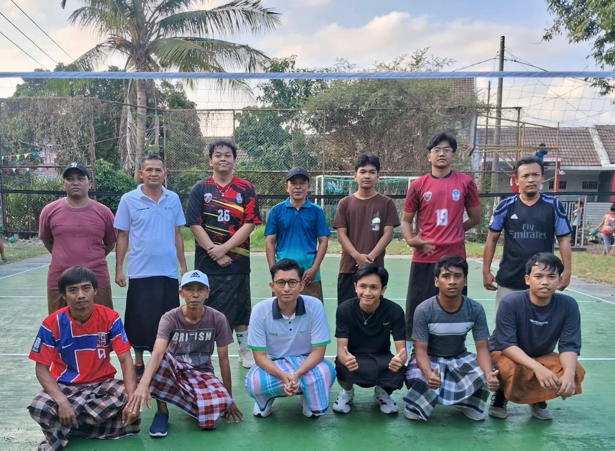 Sarung, Tawa, dan Semangat Merdeka di Lapangan RW 11 Suci 1 Turnamen bola voli antar rukun tetangga (RT) di lapangan Balai RW 11, Desa Suci, Kecamatan Manyar, Kabupaten Gresik.