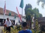 Warga Desa Banjarsari, Kecamatan Bandarkedungmulyo, Jombang, mulai memasang bendera Nahdlatul Ulama (NU) berdampingan dengan bendera Merah Putih.(istimewa)