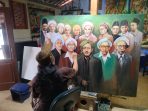 Pelukis asal Jombang, Lukmanul Hakim (Cak Luk), menyelesaikan lukisan tokoh muassis Nahdlatul Ulama.(teguh)