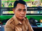 Imam Gunung, guru sekaligus pengurus perpustakaan SMAN 1 Pace, saat memberikan keterangan terkait isu dugaan pemotongan dana PIP.(Agus)