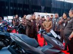 Kepala Kejati Jatim Abdul Qohar AF bersama Bupati Mojokerto Muhammad Albarraa meninjau pameran barang rampasan negara di Gudang Barang Bukti. (Istimewa)