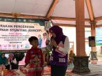 Ning Hana, ketua tim pembina posyandu Kabupaten Mojokerto, memberikan edukasi kepada masyarakat saat kegiatan Gema Pitu. (Istimewa)
