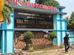 SMA Negeri 1 Sukomoro (Smakom), Nganjuk. Pihak sekolah mengaku hanya bertugas menyediakan lahan dan menerima hasil bangunan (Agus)