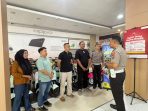 IMG-20260805-WA0025 Kasat Lantas Polres Mojokerto AKP Bernardus Bagas Simarmata saat mengimbau masyarakat tidak menggunakan sepeda listrik di jalan raya demi keselamatan bersama.(Istimewa)