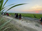 Menikmati secangkir kopi di tepi persawahan Desa Mundusewu, Kecamatan Bareng, Jombang (teguh)