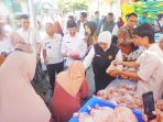 Gubernur dan Wakil Wakil Wali Kota Pasuruan saat meninjau pasa murah.