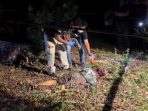 Anggota Reskrim cek kondisi korban meninggal.