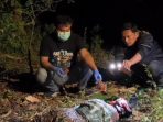 Anggota Reskrim cek kondisi korban meninggal.
