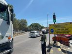 Anggota satlantas atur lalin traffic light exit tol.
