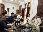 Panitia lokal Muktamar NU saat menunjukkan kopi gratis untuk Muktamirin (istimewa)