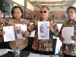 Tunjukkan bukti-bukti perilaku ibu dan penelantaran anak.