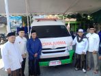 Penyerahan ambulans dari YANMU kepada Pondok Pesantren Bahrul Ulum Tambakberas.(teguh)