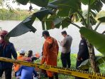 Petugas mengevakuasi jasad perempuan tanpa identitas yang ditemukan mengapung di Sungai Brantas, Jombang.(teguh)