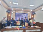 IMG-20260808-WA0001 Polisi menunjukkan barang bukti dari tersangka kasus penipuan berkedok rekrutmen tenaga kerja. (teguh)