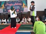 Bunda Genre Kabupaten Mojokerto, Shofiya Hanak Albarraa, memberikan edukasi kepada pelajar MA Al-Islamy Sedati, Kecamatan Ngoro. (Istimewa)
