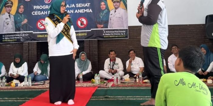 Bunda Genre Kabupaten Mojokerto, Shofiya Hanak Albarraa, memberikan edukasi kepada pelajar MA Al-Islamy Sedati, Kecamatan Ngoro. (Istimewa)