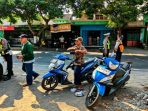 Petugas gabungan saat menggelar Audit dan Inspeksi Keselamatan Lalu Lintas dan Angkutan Jalan di Kecamatan Rejoso