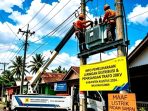 Ilustrasi Petugas PLN saat melakukan pemeliharaan jaringan listrik di wilayah Nganjuk.