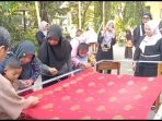 IMG-20260808-WA0016 Proses membatik seragam khas sekolah