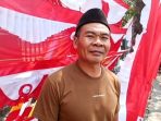 Endrawan, salah satu pedagang atribut kemerdekaan asal Bandung, di tepi jalan di kawasan perkotaan Nganjuk. (Agus)