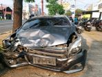 IMG-20260808-WA0021 Mobil Daihatsu Ayla mengalami kerusakan parah pada bagian depan usai terlibat tabrakan adu banteng dengan Isuzu Panther di Jalan Raya Nganjuk–Surabaya, Desa Pelem, Kertosono