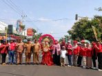 Semarak Pawai Budaya Siswa-siswi SD/MI se-Kabupaten Nganjuk tampil anggun dan gagah mengenakan busana adat Nusantara
