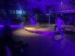 IMG-20260811-WA0003 Komunitas TomboAti Jombang saat mempersiapkan pertunjukan teater 'Hajatan' yang mengangkat pergeseran nilai sosial masyarakat di tengah modernisasi. (istimewa)