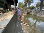 Warga Jombang bergotong royong memperbaiki tanggul Sungai Sekunder Gude-Ploso yang ambrol secara swadaya.(teguh)