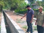 IMG-20260812-WA0002 Kepala Desa Tengaran Achmad Kusairi saat menunjukan bangunan drainase di dusun Surobayan (teguh)