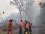 Proses pemadaman kebakaran hutan gunung Bromo.