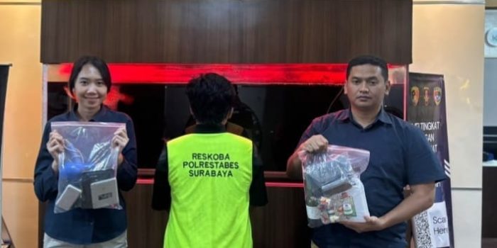 SatResnarkoba Polrestabes Surabaya ungkap pengedar sekaligus pembuat tembakau sintetis. (Istimewa)