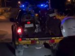 Petugas saat mengevakuasi motor yang terlibat kecelakaan.(istimewa)