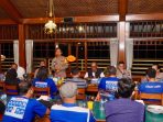 Kapolres Pasuruan pimpin pertemuan dua suporter bola.
