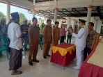 Kepala Desa Plabuhan Andi saat melantik perangkat desa yang dimutasi.(teguh)