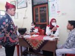 IMG-20260815-WA0004 Adi Wibowo melihat siswa cek kesehatan.
