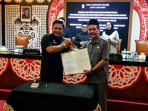 Ketua DPRD Kabupaten Nganjuk Tatit Heru Tjahjono dan Bupati Nganjuk Marhaen Djumadi usai menandatangani nota kesepakatan bersama Rencana KUA-PPAS Perubahan APBD 2026.