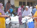 IMG-20260815-WA0008 Warga menerima bantuan pangan berupa 30 kilogram beras untuk alokasi Juli-September 2026 di Balai Desa Krembangan.(teguh)