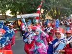 Aksi salah satu peserta drumband di sepanjang rute Karnaval Drumband tingkat SD/MI dalam rangka menyemarakkan HUT ke-81 RI di Kecamatan Tanjunganom, Nganjuk