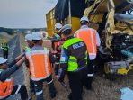 IMG-20260815-WA0010 Petugas melakukan evakuasi truk bermuatan ikan yang terlibat kecelakaan dengan truk tronton di Tol Jombang-Mojokerto (Jomo), Jombang. (istimewa)