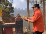 Kalaksa BPBD beri makan monyet liar