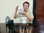 Agus Abdullah, pengusaha kopi saat menunjukan kopi varietas Excelsa asal Wonosalam. (istimewa)