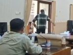 Suwito menendang pintu