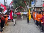 Bupati Mojokerto Muhammad Al Barra melepas tim pembentang Merah Putih sepanjang 1.000 meter menuju puncak Gunung Penanggungan (istimewa)