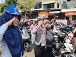 Pengendara berhenti sejenak di kawasan Ringin Contong Jombang untuk menghormati detik-detik Proklamasi Kemerdekaan RI.(teguh)