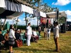IMG-20260817-WA0044 Ratusan warga Desa Banjaranyar, Tanjunganom, Nganjuk, mengenakan busana tempo dulu saat mengikuti Upacara Bendera HUT ke-81 RI di Lapangan Desa Banjaranyar