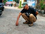Kondisi pengaspalan jalan desa di Dusun Banaran, Desa Semare, Kecamatan Berbek yang bersumber dari Dana Desa 2025 senilai Rp 110 juta terkelupas dan hancur meski baru berumur satu tahun.