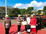 IMG-20260817-WA0098 Bupati Nganjuk, Marhaen Djumadi, menyerahkan piagam penghargaan bergengsi kepada Kasat Intelkam Polres Nganjuk, AKP Joko Sutrisno