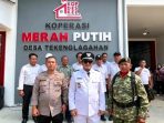 Warga dan jajaran perangkat desa mengikuti upacara bendera HUT Ke-81 RI dengan khidmat di halaman Koperasi Desa Merah Putih (KDMP), Kecamatan Loceret, Nganjuk.