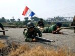 Anggota KOSTI Nganjuk bersama KOTA SEJUK saat memperagakan aksi drama teatrikal pertempuran melawan pasukan Belanda di Jembatan Lama Kertosono, Nganjuk.